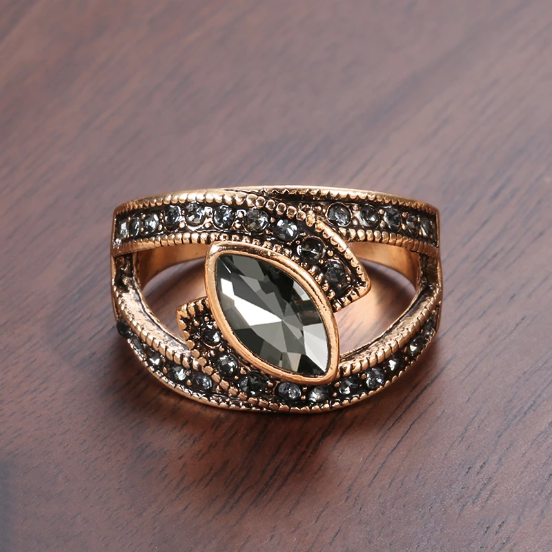 Elegant Ring with Black Crystal
